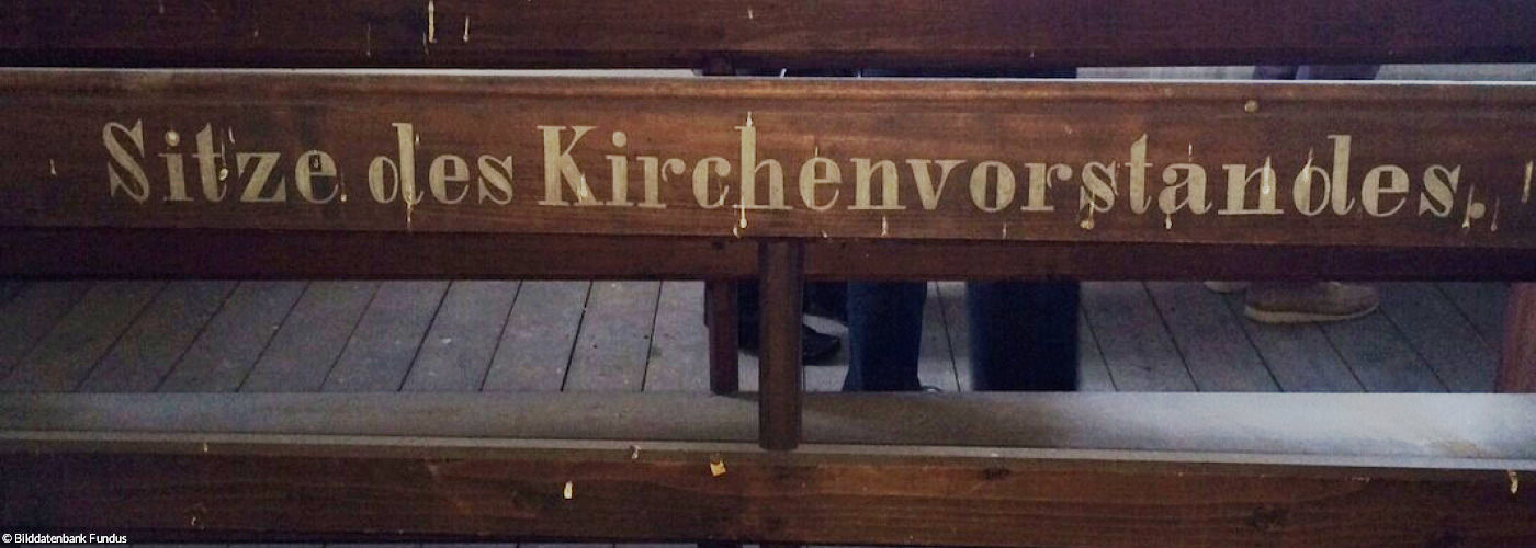 Bank mit der Aufschrift "Sitze des Kirchenvorstandes"