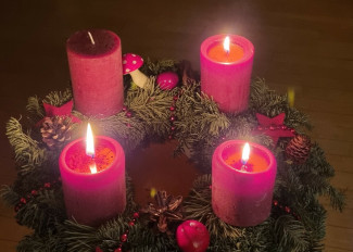 Drei Kerzen brennen am Adventskranz